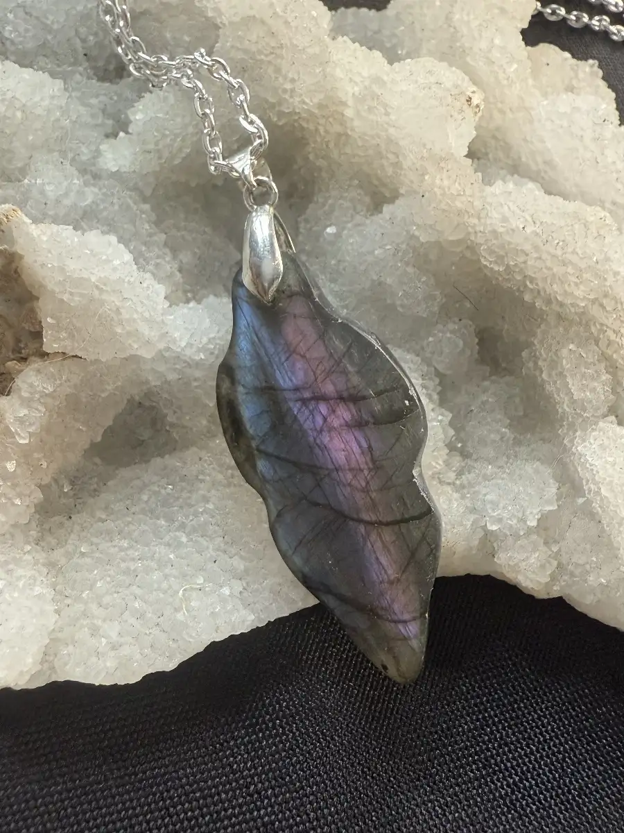 Pendentif en labradorite violette
